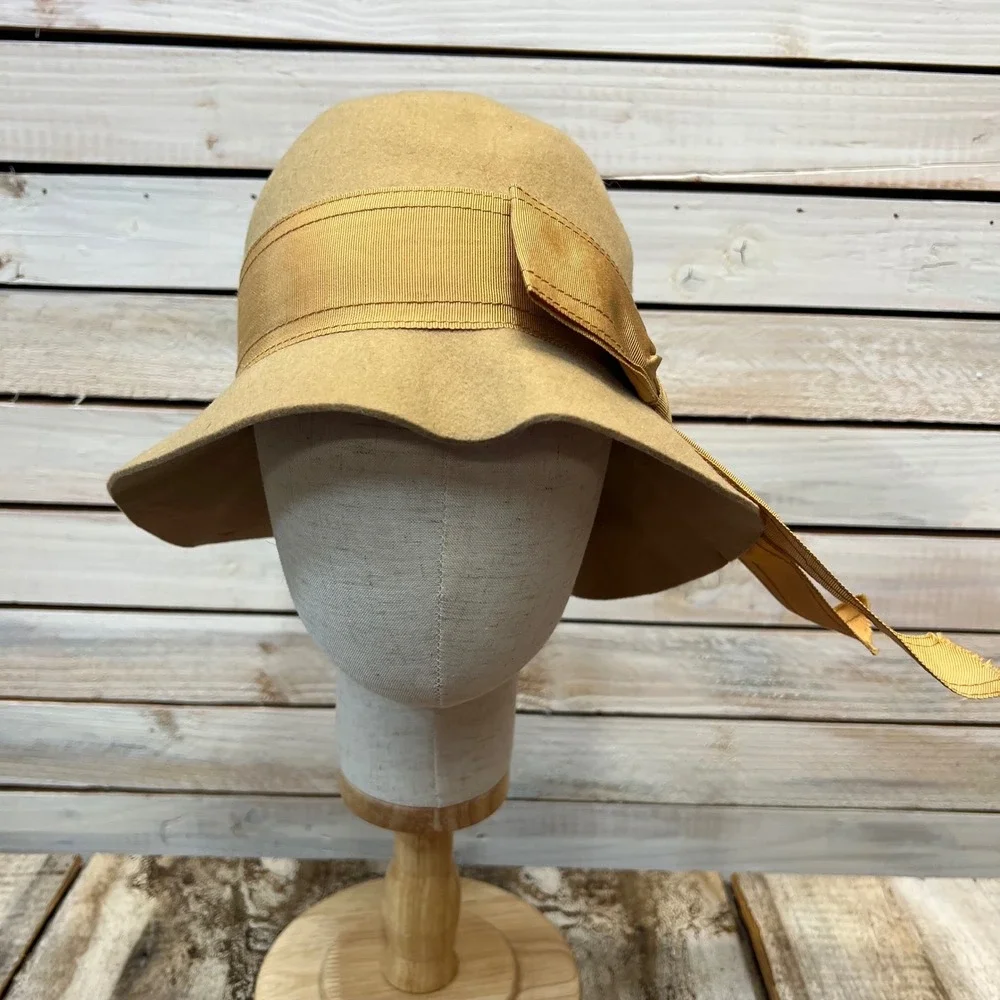 Vintage Betmar Tan 100% Wool Cloche Hat Grosgrain Bow Flapper One Size